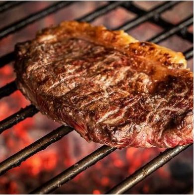 Bife grelhado com batata frita e arroz